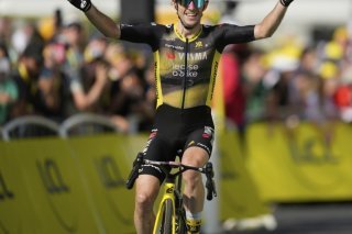 La joie de Simon Yates à l'arrivée KEYSTONE/AP/Mosa'ab Elshamy